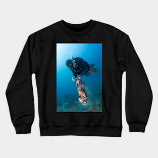 Happy diver, happy ocean! Crewneck Sweatshirt